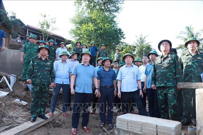 Phó Thủ tướng Hồ Đức Phớc thị sát vùng lũ, chỉ đạo khắc phục hậu quả tại Nghệ An