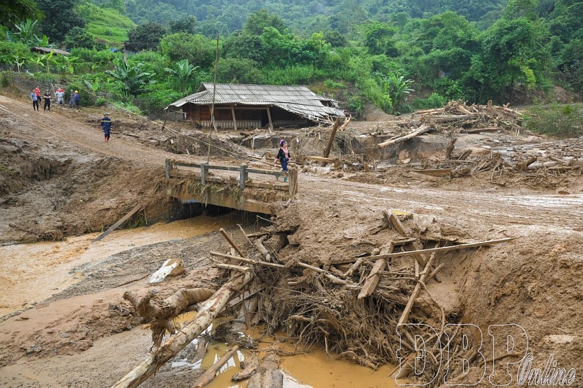 Thủ tướng chỉ đạo khen thưởng trưởng bản Mùa A Thi dũng cảm cứu 90 người khỏi cơn lũ quét