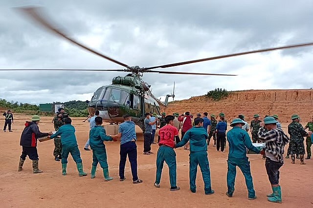 Bộ Quốc phòng điều động 3 trực thăng tới Điện Biên cứu trợ đồng bào