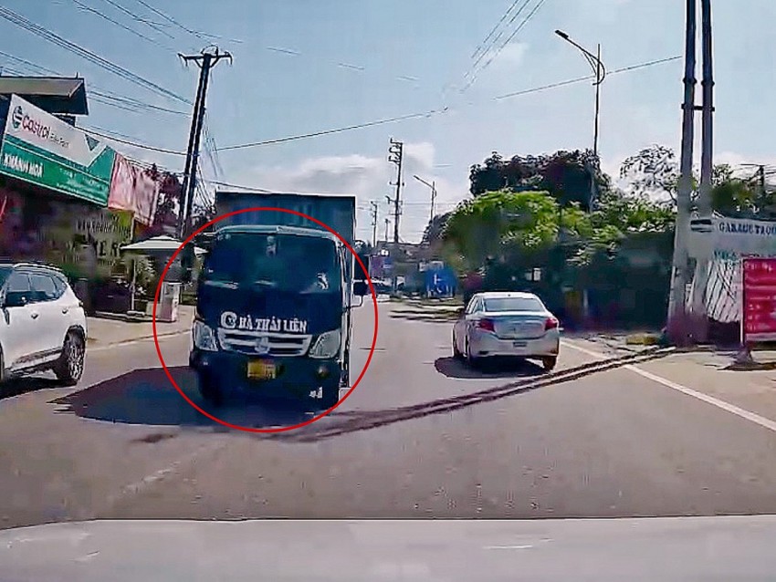 Hình ảnh xe tải lấn làn tải tỉnh lộ 414 được người dân ghi lại và phản ánh. Hình ảnh xe tải lấn làn tải tỉnh lộ 414 được người dân ghi lại và phản ánh.