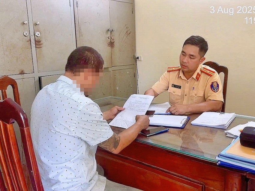 Tài xế xe tải 34H- 036xx làm việc tại cơ quan Công an sáng 3/8. Tài xế xe tải 34H- 036xx làm việc tại cơ quan Công an sáng 3/8.