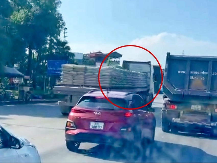 Hình ảnh xe đầu kéo vi phạm được người dân quay video phản ánh đến Trưởng Phòng CSGT. Hình ảnh xe đầu kéo vi phạm được người dân quay video phản ánh đến Trưởng Phòng CSGT.