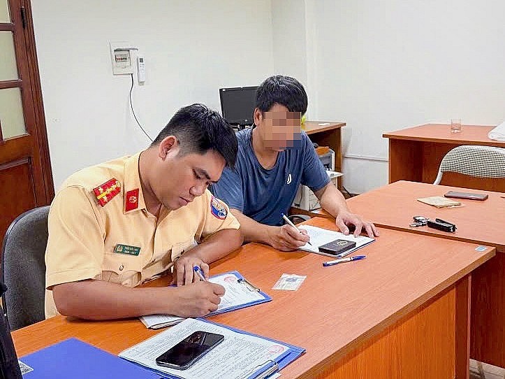 Tài xế xe đầu kéo 29H-862xx làm việc tại cơ quan Công an, sáng 3/8. Tài xế xe đầu kéo 29H-862xx làm việc tại cơ quan Công an, sáng 3/8.