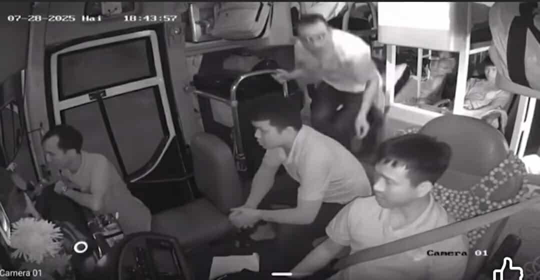 Hành khách bất ngờ đánh vào mặt tài xế - Ảnh cắt từ clip.