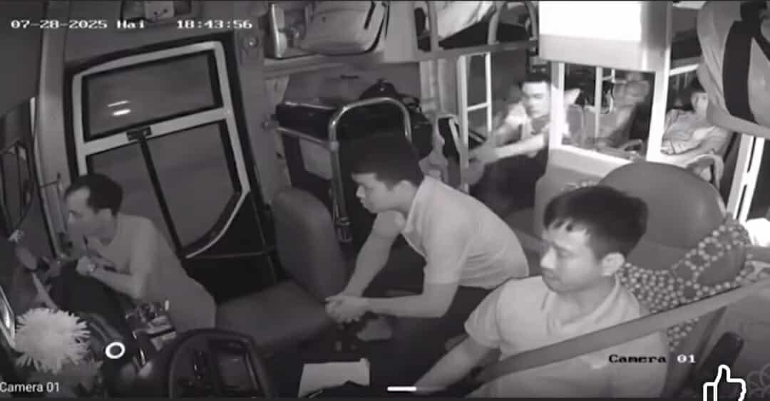 Nam hành khách dùng lời lẽ khiếm nhã, thô tục đối với tài xế - Ảnh cắt từ video.