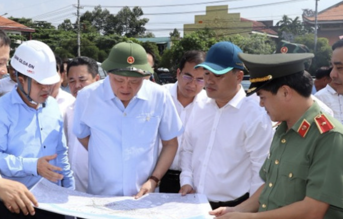 Phó Thủ tướng Thường trực Chính phủ Nguyễn Hòa Bình kiểm tra hai dự án ở Đồng Nai