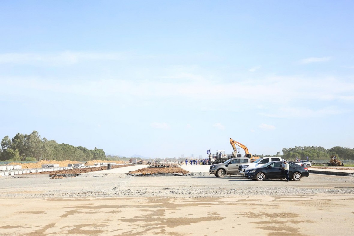 Nhà thầu thi công 3 ca 4 kíp để phấn đấu hoàn thành vượt tiến độ. Nhà thầu thi công 3 ca 4 kíp để phấn đấu hoàn thành vượt tiến độ.