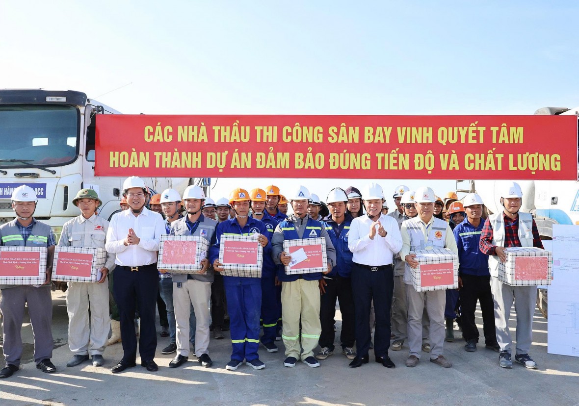 Tặng quà động viên các đơn vị thi công dự án. Tặng quà động viên các đơn vị thi công dự án.