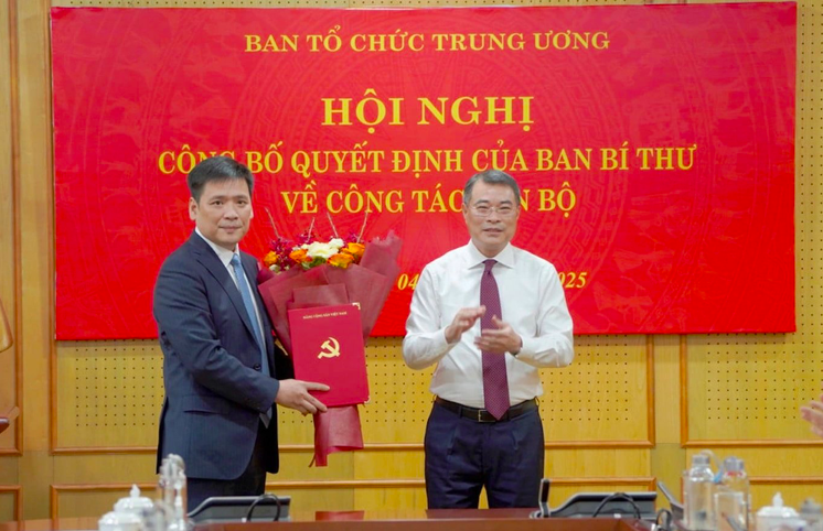 Trưởng Ban Tổ chức Trung ương trao quyết định bổ nhiệm và tặng hoa chúc mừng ông Nguyễn Thanh Bình. Ảnh: Báo Nhân Dân Trưởng Ban Tổ chức Trung ương trao quyết định bổ nhiệm và tặng hoa chúc mừng ông Nguyễn Thanh Bình. Ảnh: Báo Nhân Dân