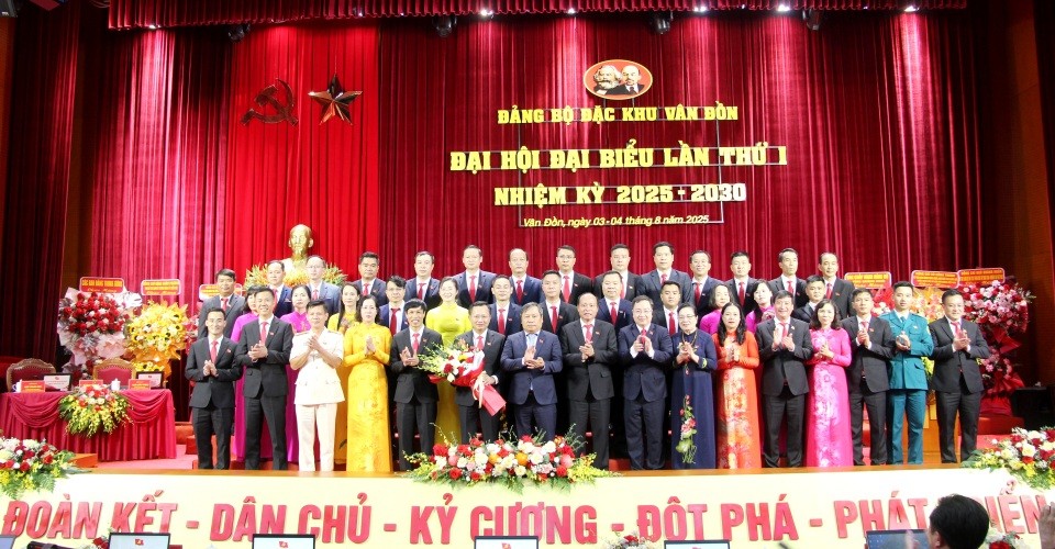 Lãnh đạo Quốc hội, tỉnh tặng hoa chúc mừng Ban Chấp hành Đảng bộ đặc khu Vân Đồn lần thứ I, nhiệm kỳ 2025-2030. (Ảnh: QMG) Lãnh đạo Quốc hội, tỉnh tặng hoa chúc mừng Ban Chấp hành Đảng bộ đặc khu Vân Đồn lần thứ I, nhiệm kỳ 2025-2030. (Ảnh: QMG)