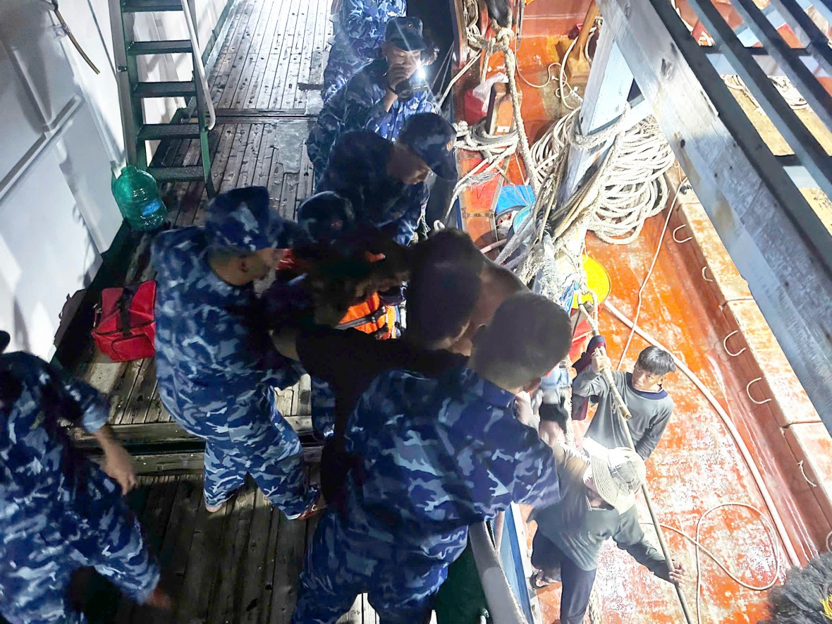 BTL Vùng Cảnh sát biển 4 kịp thời hỗ trợ ngư dân gặp nạn