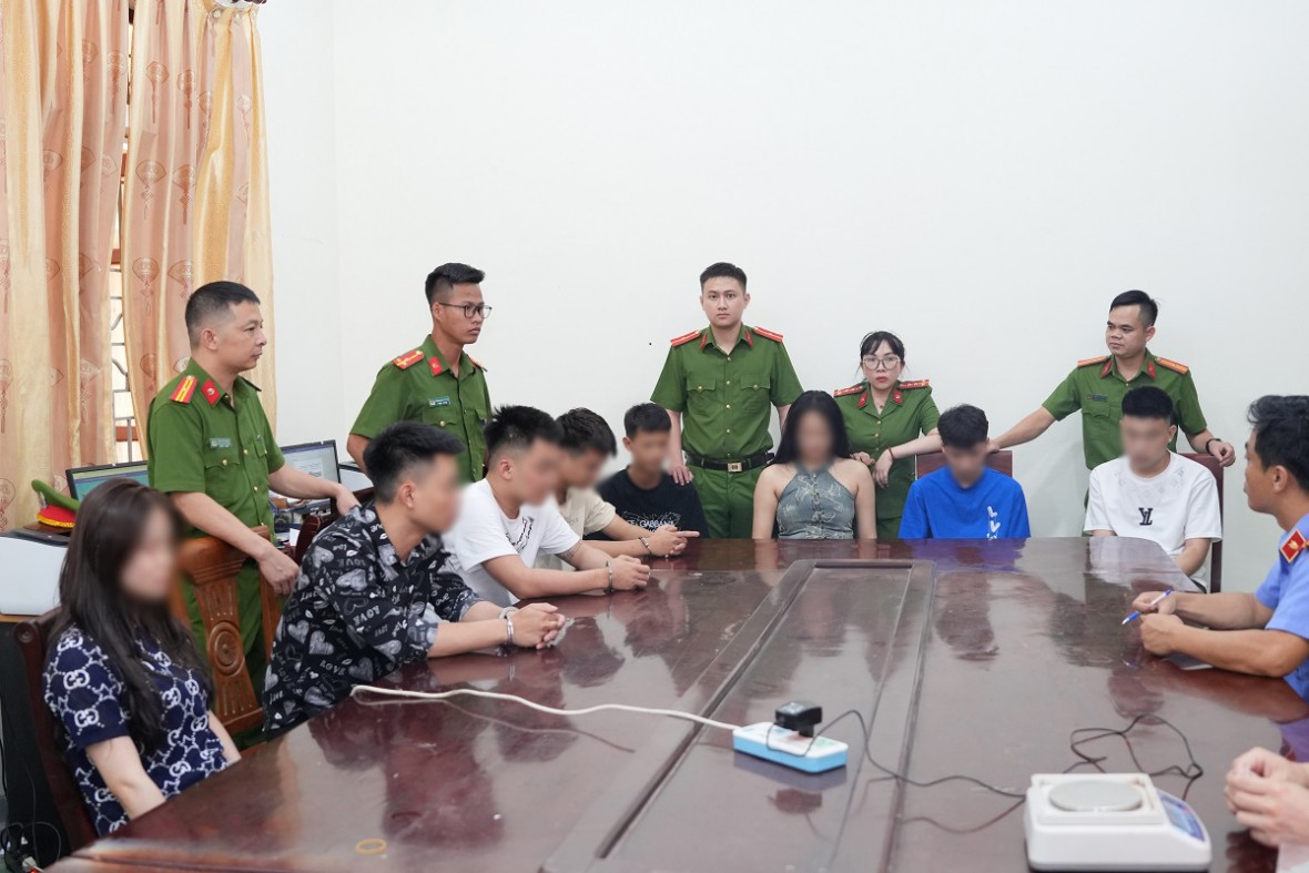 Các đối tượng tổ chức, sử dụng ma túy trong phòng hát Karaoke - Ảnh Công an Nghệ An.