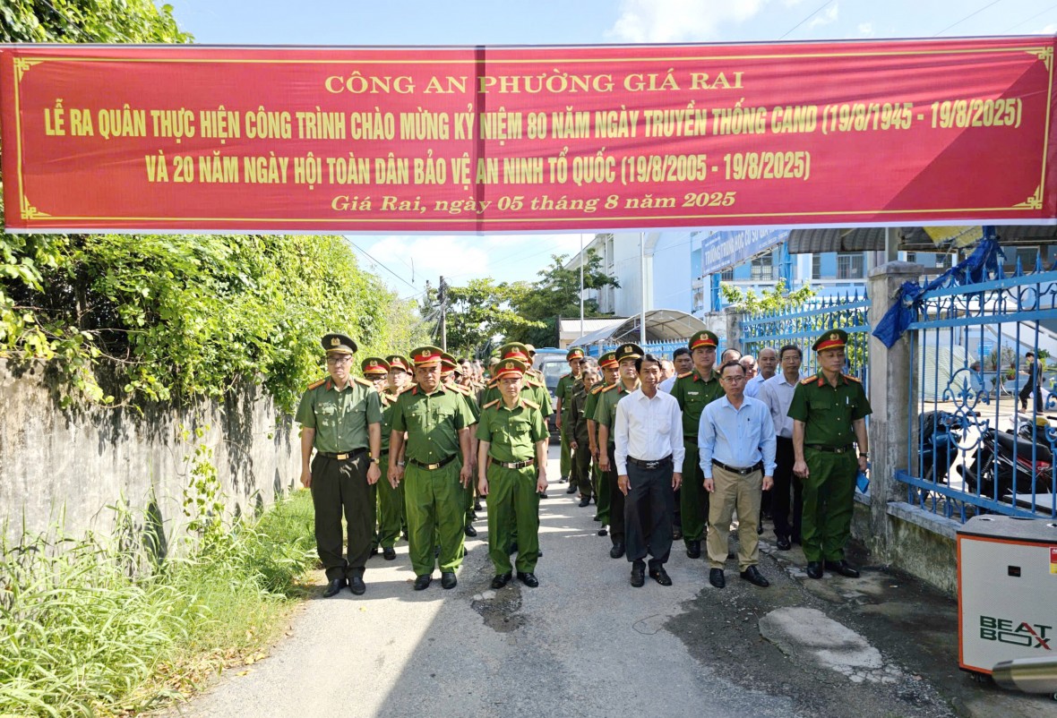 Cà Mau: Công an phường Giá Rai ra quân sửa chữa tuyến đường phục vụ dân sinh