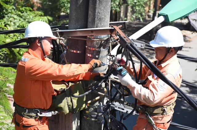 EVNHANOI bố trí lực lượng ứng trực 24/24 để xử lý ngay các tình huống phát sinh trong những ngày nắng nóng gay gắt.