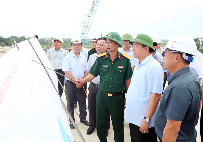 Chủ tịch UBND tỉnh Phú Thọ Trần Duy Đông (thứ 2 từ phải sang) nghe đơn vị thi công báo cáo tiến độ cầu Phong Châu mới.