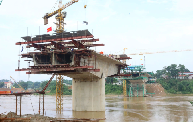 Cầu Phong Châu mới dự kiến hợp long vào ngày 2/9 và hoàn thành, đưa vào sử dụng từ đầu tháng 10 (Ảnh: Báo Phú Thọ).