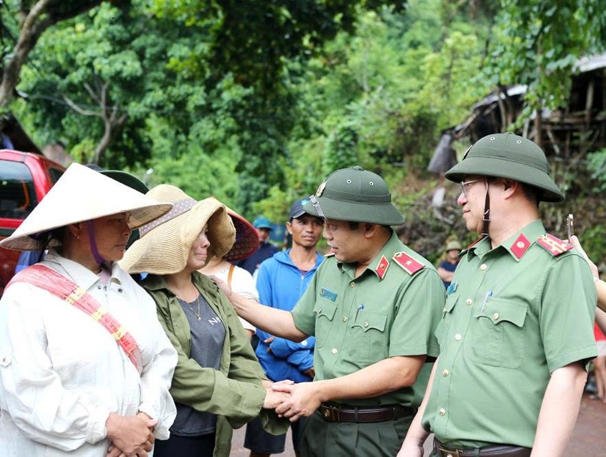 Thăm hỏi, động viên người dân chịu ảnh hưởng thiên tai - Ảnh Công an Nghệ An.