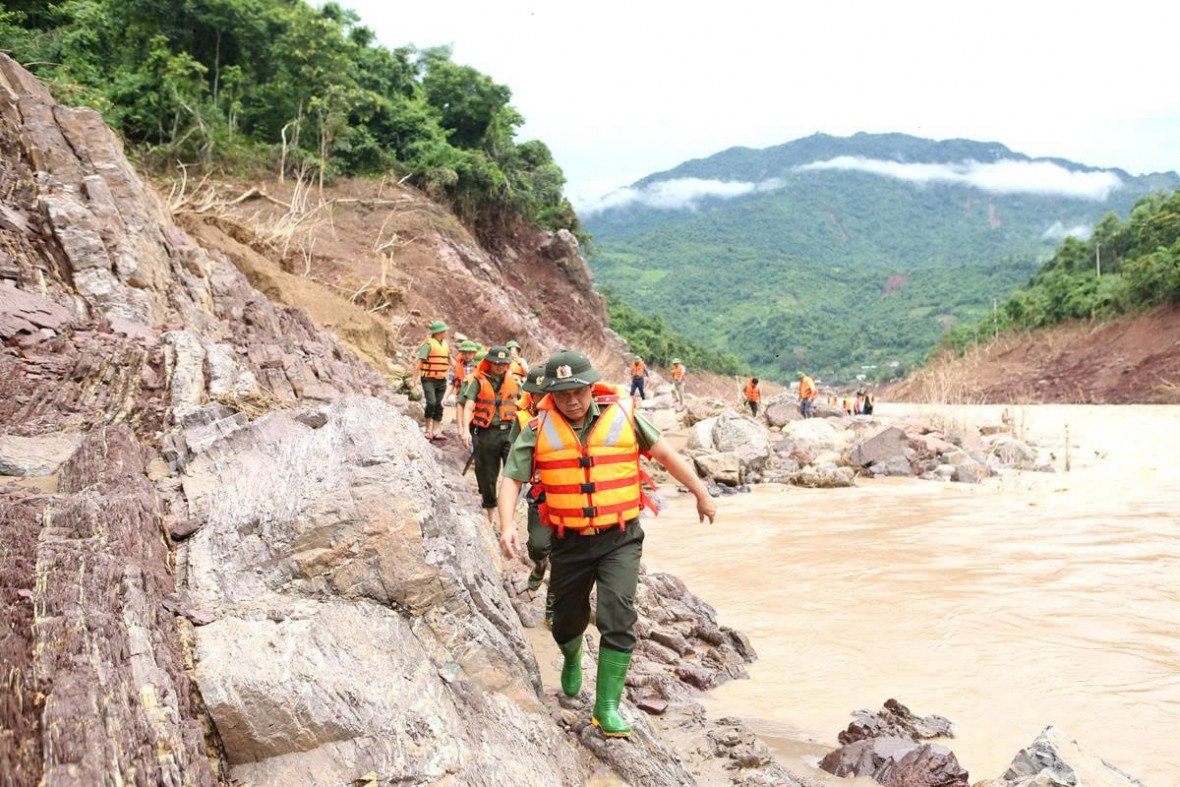 Lãnh đạo Bộ Công an khảo sát, hỗ trợ xây trường, nhà cho Nhân dân bị thiệt hại do thiên tai - Ảnh Công an Nghệ An.