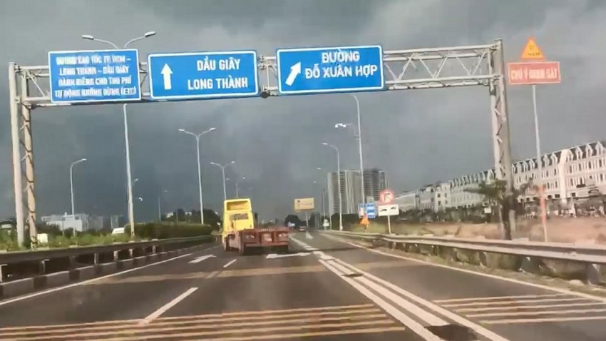 Nguyễn Thế Ninh điều khiển xe lạng lách đánh võng trên cao tốc Nguyễn Thế Ninh điều khiển xe lạng lách đánh võng trên cao tốc