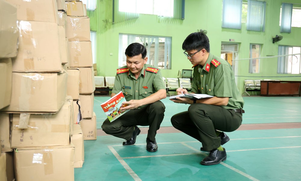 Lực lượng chức năng tiến hành kiểm tra sách giả. (Ảnh: CABN)