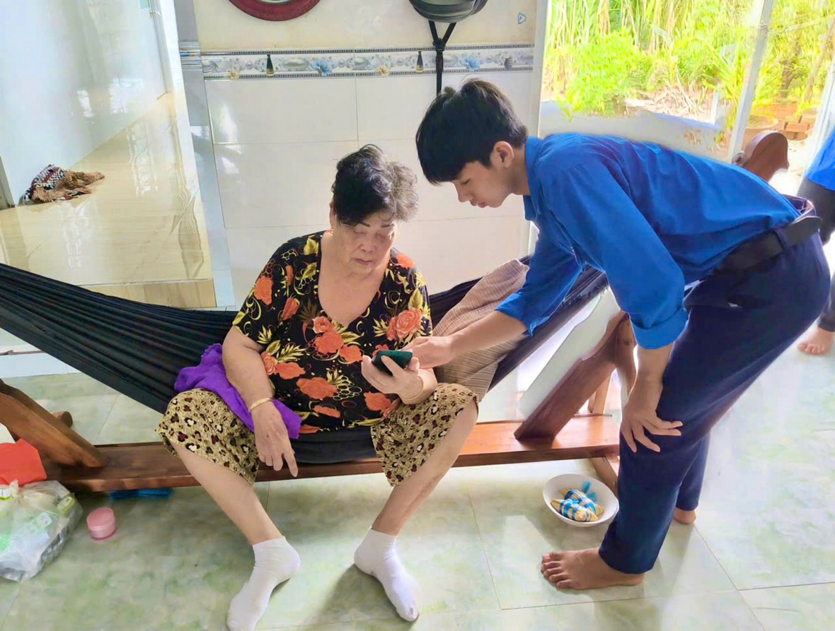 Cà Mau: Ra quân mô hình “Mùa hè xanh công nghệ” hỗ trợ người dân sử dụng dịch vụ công trực tuyến Cà Mau: Ra quân mô hình “Mùa hè xanh công nghệ” hỗ trợ người dân sử dụng dịch vụ công trực tuyến