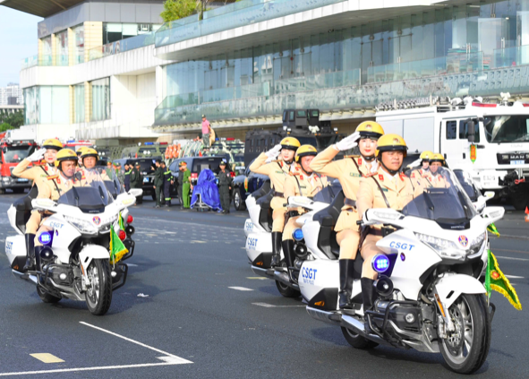 Chiến sĩ Cảnh sát giao thông diễu hành với xe mô tô GWing-1800 phục vụ công tác dẫn đoàn của Công an thành phố Hà Nội. Ảnh: MH