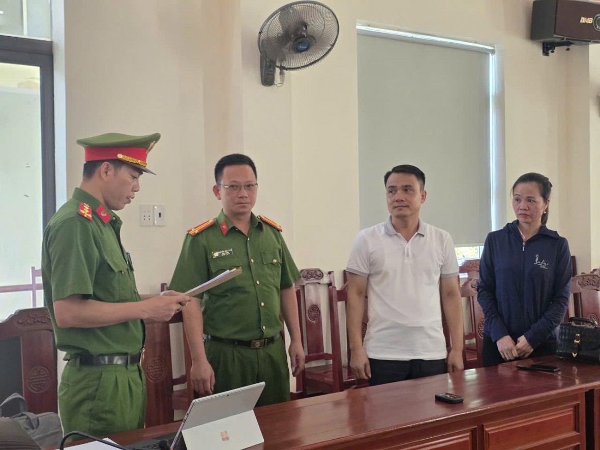 Thi hành Lệnh khởi tố bị can đối với Vũ Ngọc Liêm và Ngô Thị Tuyết . (Ảnh: CATH)