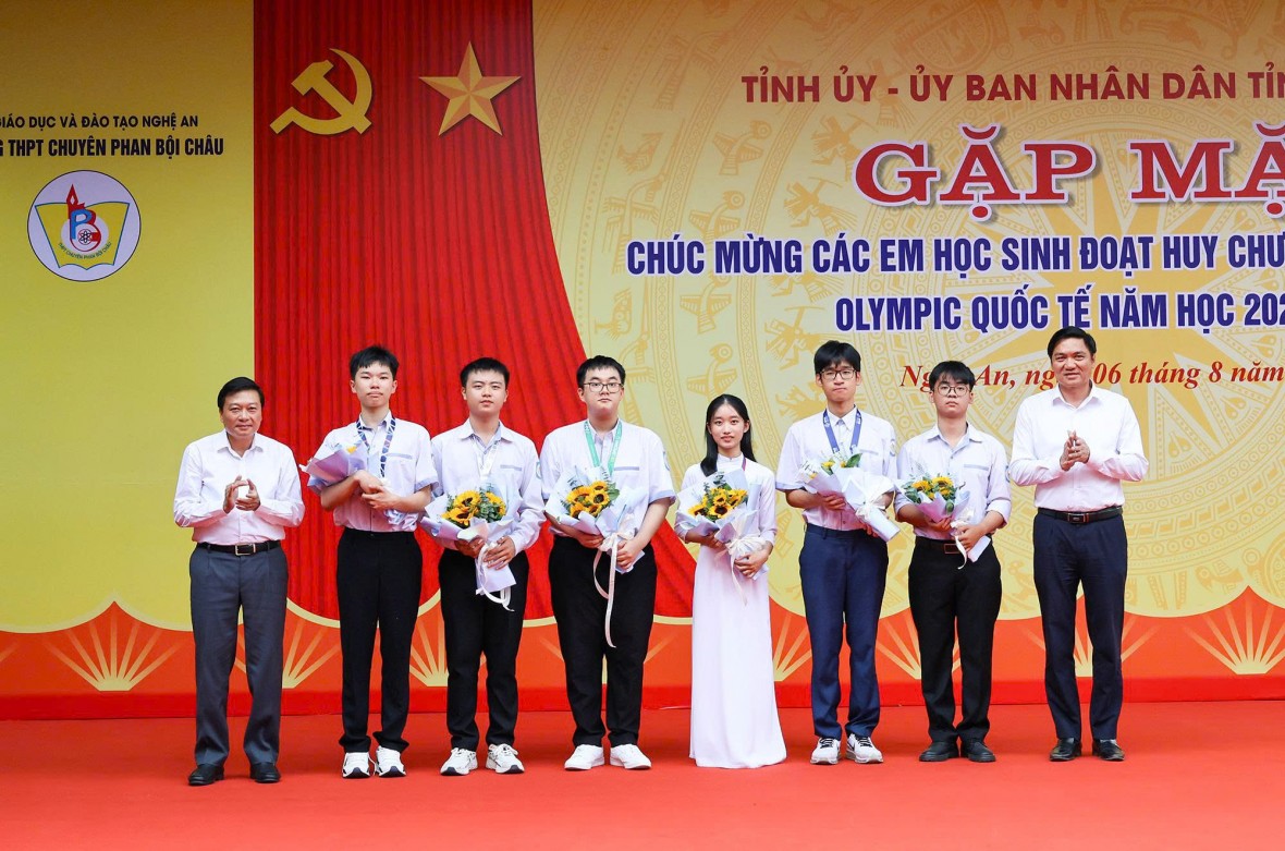 Lãnh đạo tỉnh Nghệ An trao phần thưởng và tặng hoa chúc mừng các em.