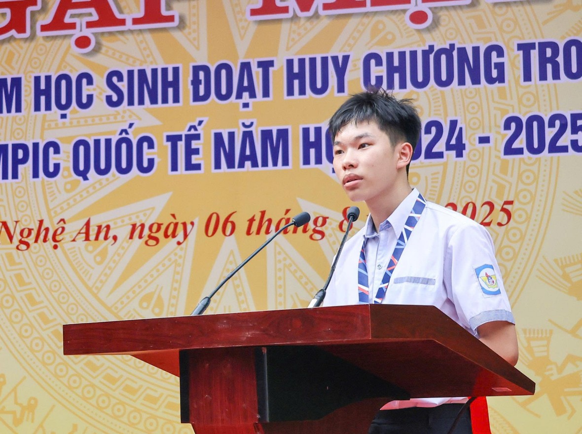 Em Nguyễn Thế Quân - lớp 12A3 đạt Huy chương Vàng Olympic Vật lý Châu Á, Huy chương Vàng Olympic Vật lý Quốc tế năm 2025.