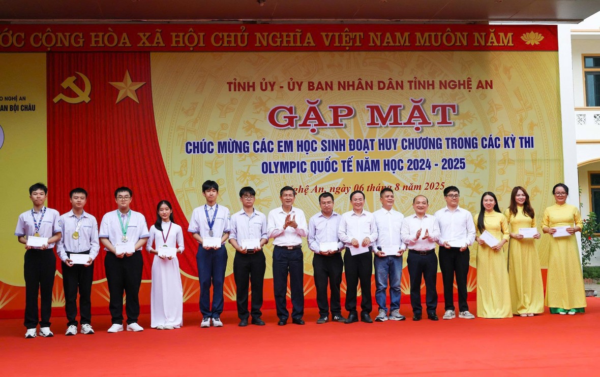 Đại diện Sở GD&ĐT Nghệ An, Hội Khuyến học Hội Khuyến học tỉnh Nguyễn Thanh Hiền tặng quà và hoa cho các thầy cô giáo và các em học sinh.