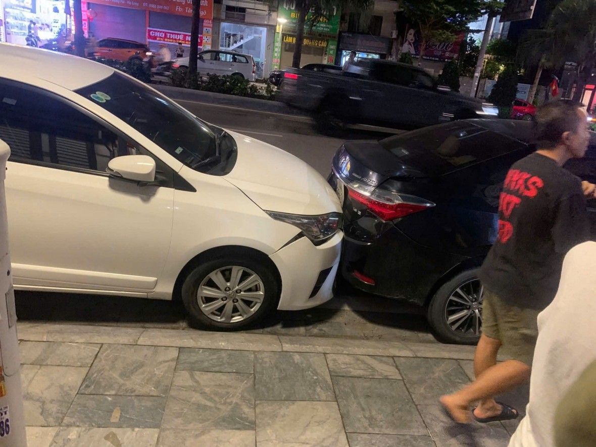 Va chạm liên hoàn giữa 4 ô tô và 1 xe máy trên QL18