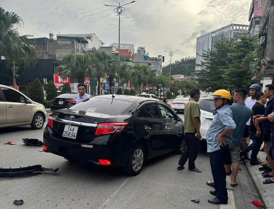 Va chạm liên hoàn giữa 4 ô tô và 1 xe máy trên QL18