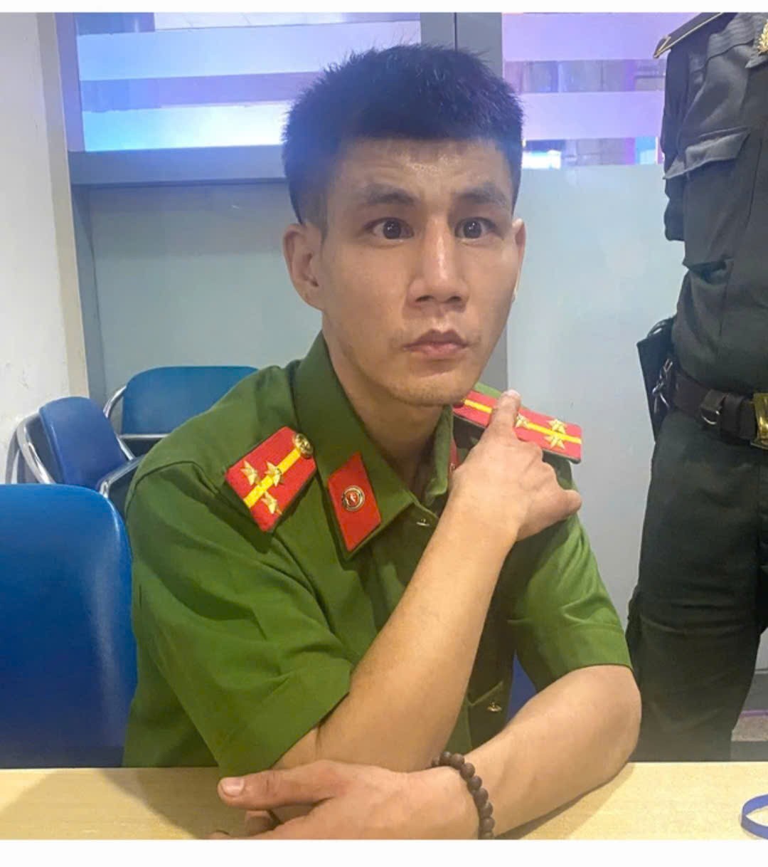 Phát hiện đối tượng giả danh Thượng úy công an vào sân bay Phát hiện đối tượng giả danh Thượng úy công an vào sân bay