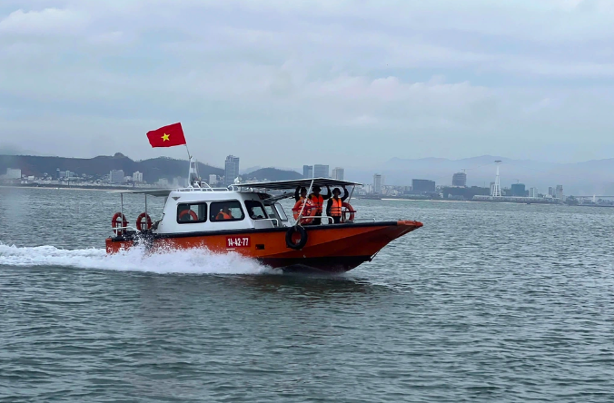 Tàu tuần tra của Bộ Chỉ huy quân sự tỉnh Quảng Ninh trên Vịnh Hạ Long .