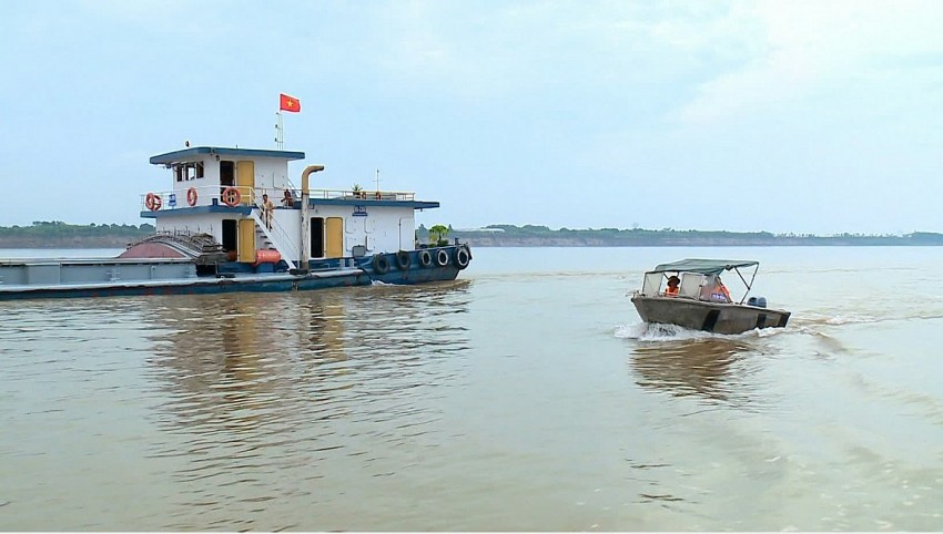 Cảnh sát đường thủy kiểm soát hoạt động vận tải trên sông Hồng. Cảnh sát đường thủy kiểm soát hoạt động vận tải trên sông Hồng.