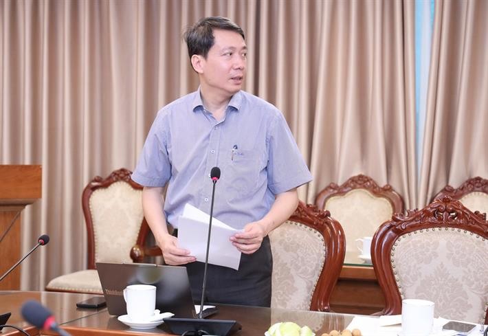 Cục trưởng Cục Khoa học, Công nghệ và Thông tin Phạm Quang Hưng báo cáo tại hội nghị