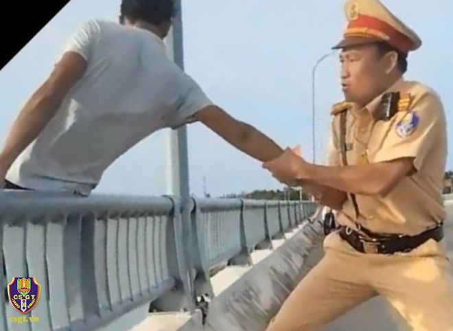 Lực lượng CSGT TP Huế kịp thời ngăn chặn người đàn ông định nhảy cầu tự tử. (Ảnh: Cục CSGT)