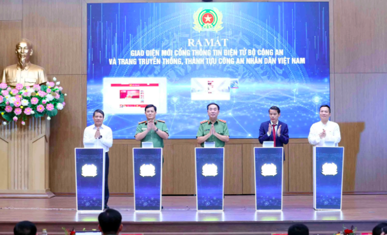 Thứ trưởng Trần Quốc Tỏ và các đại biểu ấn nút ra mắt giao diện mới Cổng TTĐT Bộ Công an.