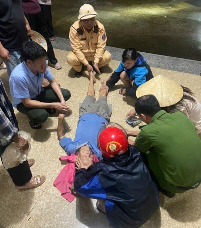 Cảnh sát giao thông Thanh Hoá kịp thời đưa người dân đi cấp cứu