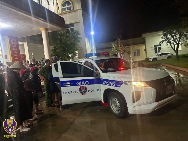 Lực lượng Cảnh sát giao thông Công an tỉnh Thanh Hóa kịp thời đưa người dân đi cấp cứu.