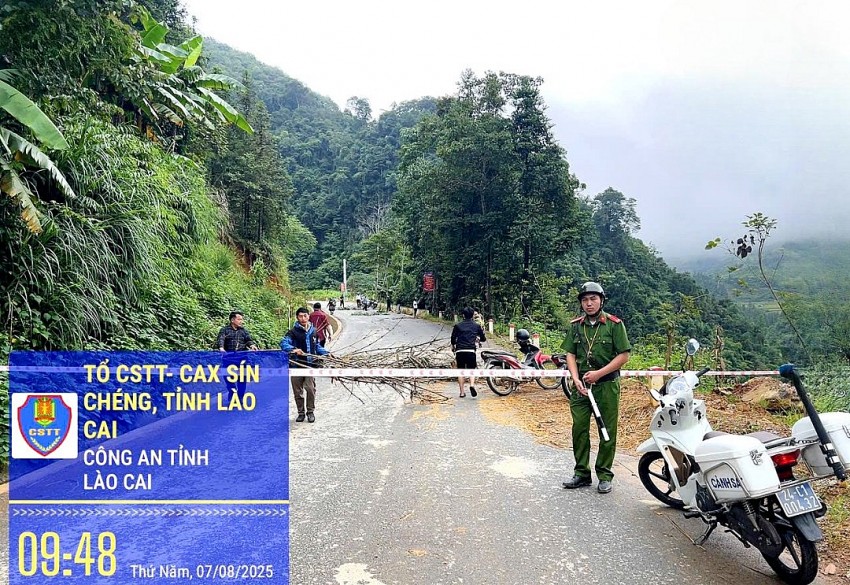 Lào Cai bất ngờ xuất hiện hố sụt sâu 4m trên mặt đường liên xã Lào Cai bất ngờ xuất hiện hố sụt sâu 4m trên mặt đường liên xã