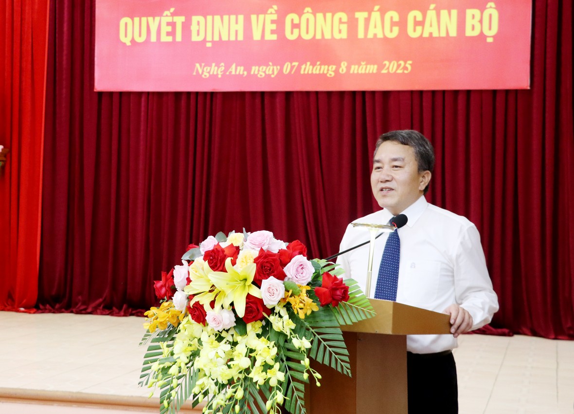 Ông Lê Văn Giáp - Chánh văn phòng Tỉnh ủy Nghệ An. Ông Lê Văn Giáp - Chánh văn phòng Tỉnh ủy Nghệ An.