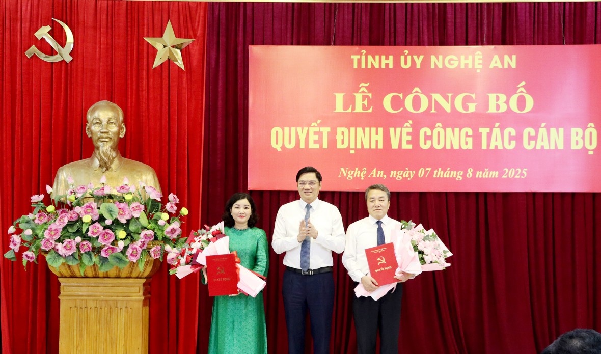 Lãnh đạo Tỉnh ủy Nghệ An trao Quyết định, tặng hoa chúc mừng ông Lê Văn Giáp và bà Nguyễn Thị Hồng Hoa Lãnh đạo Tỉnh ủy Nghệ An trao Quyết định, tặng hoa chúc mừng ông Lê Văn Giáp và bà Nguyễn Thị Hồng Hoa