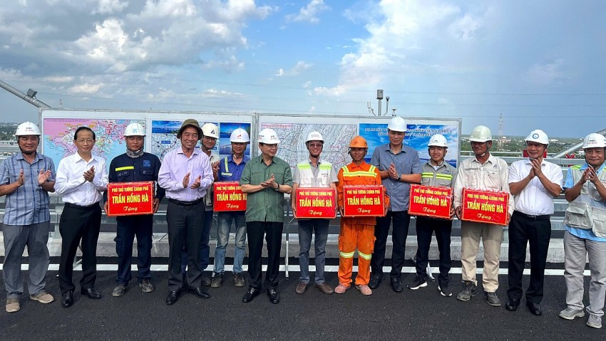 Phó Thủ tướng Trần Hồng Hà kiểm tra dự án cầu Rạch Miễu 2, dự kiến khánh thành ngày 19/8 Phó Thủ tướng Trần Hồng Hà kiểm tra dự án cầu Rạch Miễu 2, dự kiến khánh thành ngày 19/8