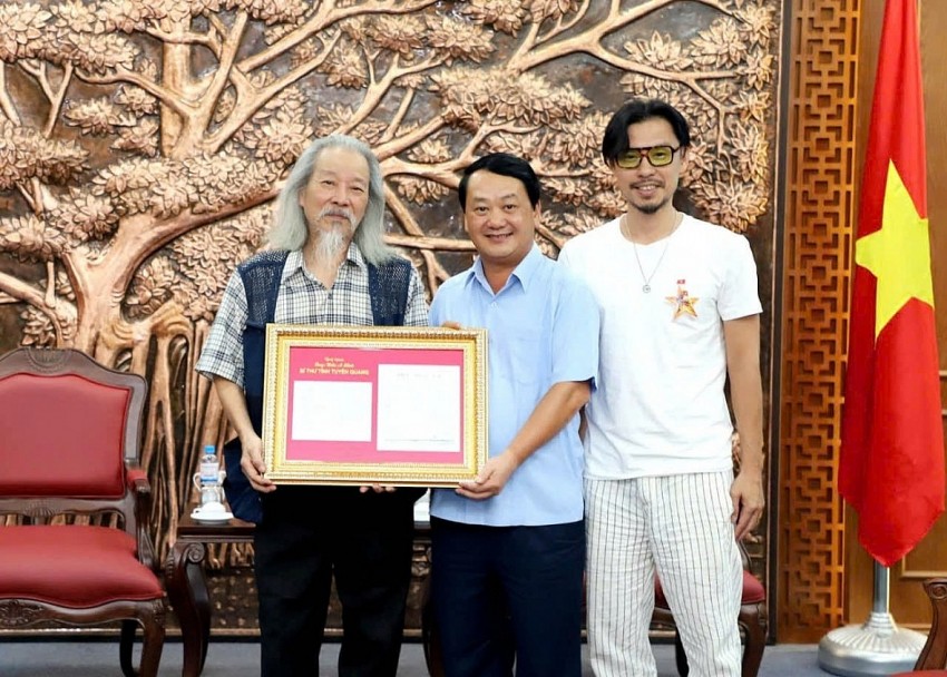 Tuyên Quang tiếp nhận Bút tích bài hát “Tiến quân ca”