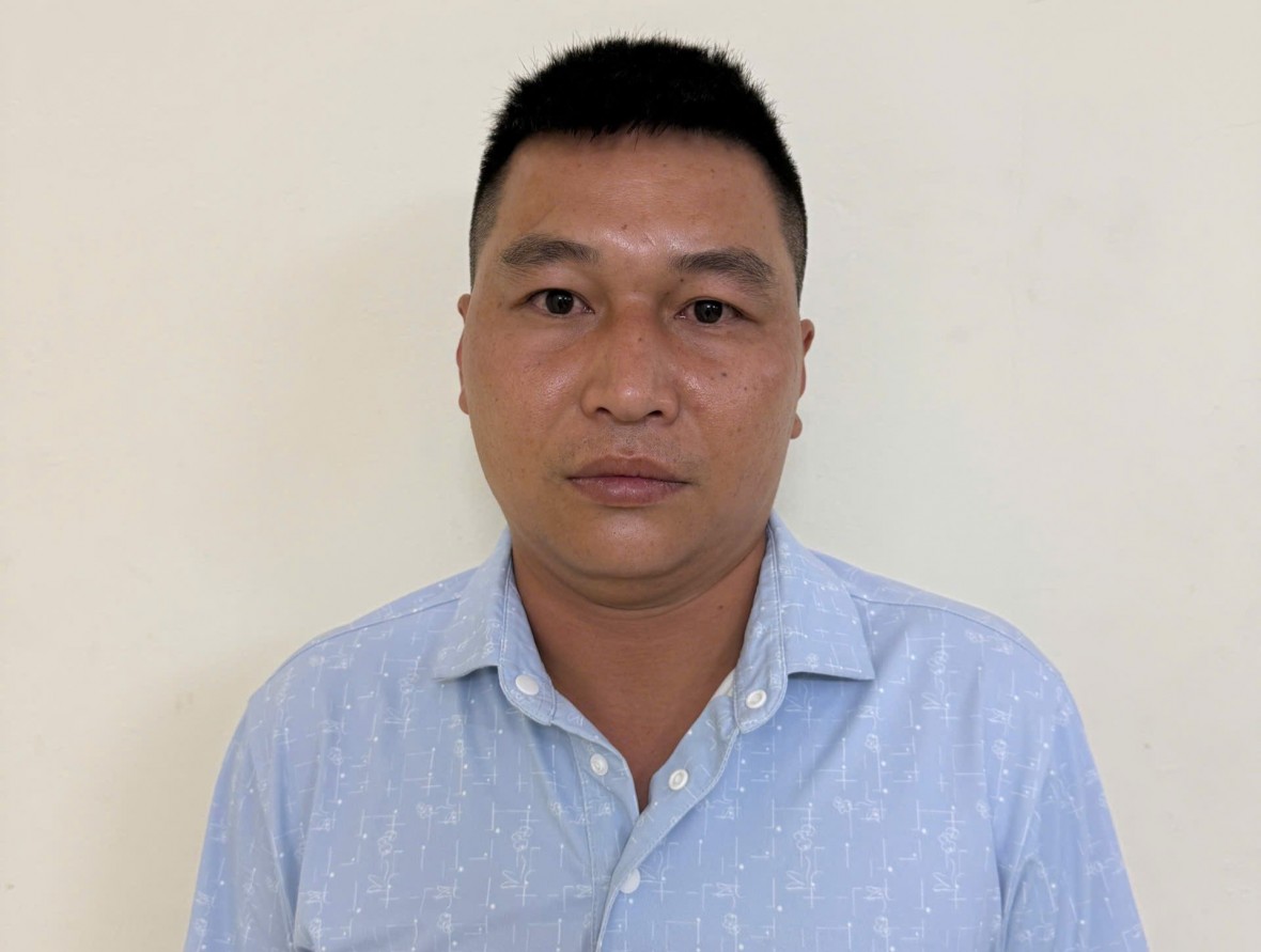 Trộm cạy cửa xe Mercedes giữa hầm chung cư lấy 64 triệu đồng