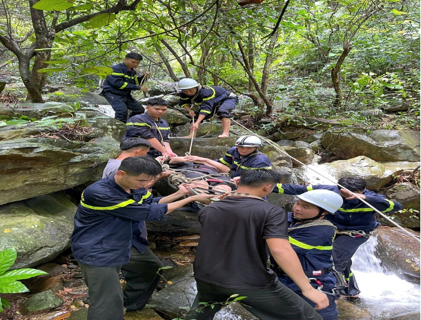 hanh chóng đưa nạn nhân đến khu vực an toàn và đưa nạn nhân đi cấp cứu.