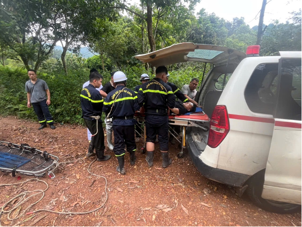 Lực lượng Cảnh sát PCCC&CNCH bàn giao nạn nhân cho lực lượng y tế đưa đi cấp cứu.