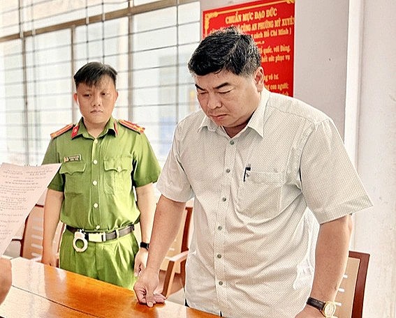 Công an tỉnh An Giang bắt cựu phó chủ tịch UBND TP Long Xuyên Nguyễn Bảo Sinh Công an tỉnh An Giang bắt cựu phó chủ tịch UBND TP Long Xuyên Nguyễn Bảo Sinh
