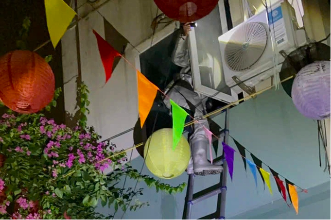 Cảnh sát dùng thang để giải cứu các nạn nhân mắc kẹt (Ảnh: Công an cung cấp).